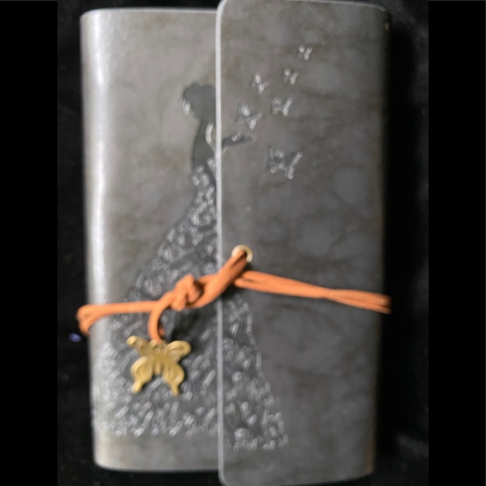 Vintage-inspired refillable 100-page notebook.